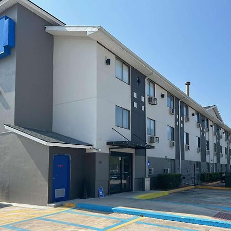 Motel 6: Ultra-Modern Comfort with Robotic Massages Kingsland Exterior photo