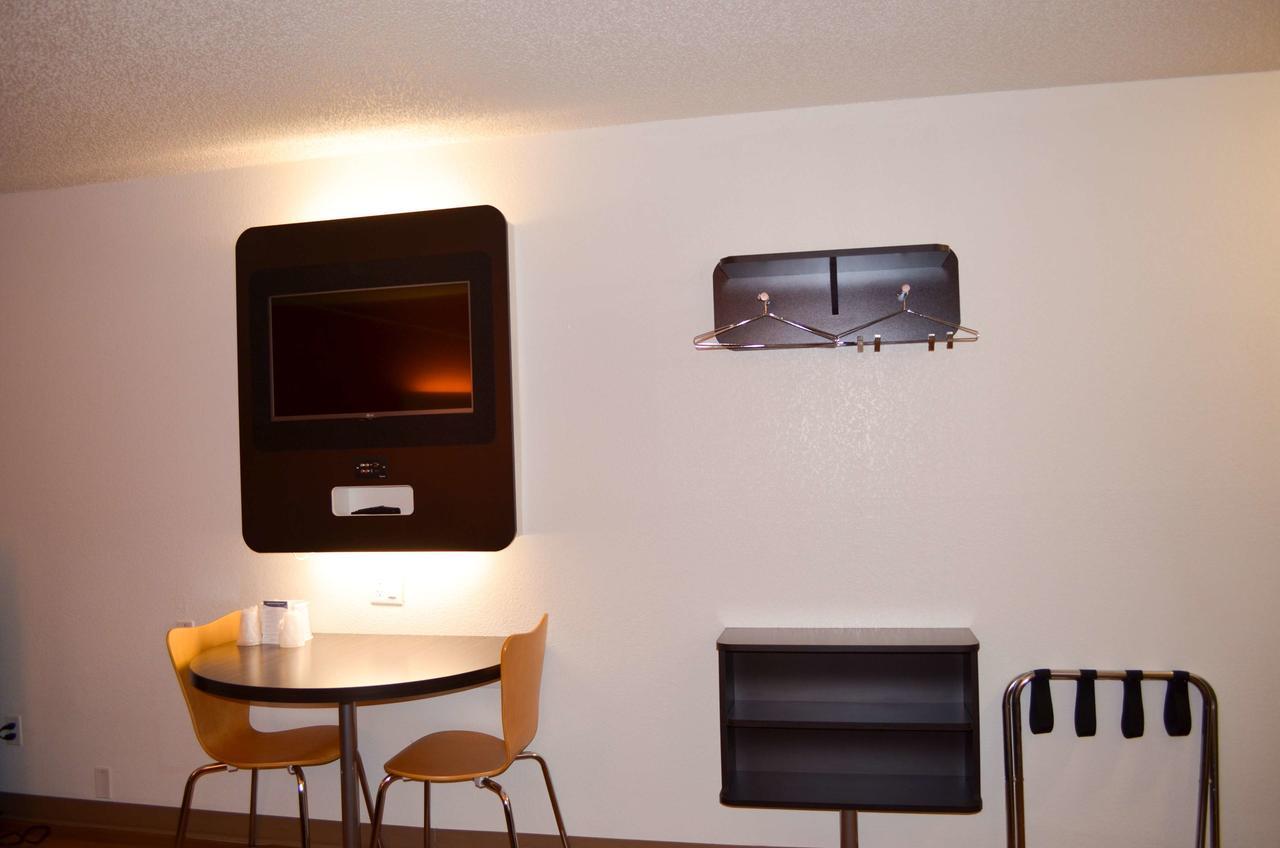 Motel 6: Ultra-Modern Comfort with Robotic Massages Kingsland Exterior photo