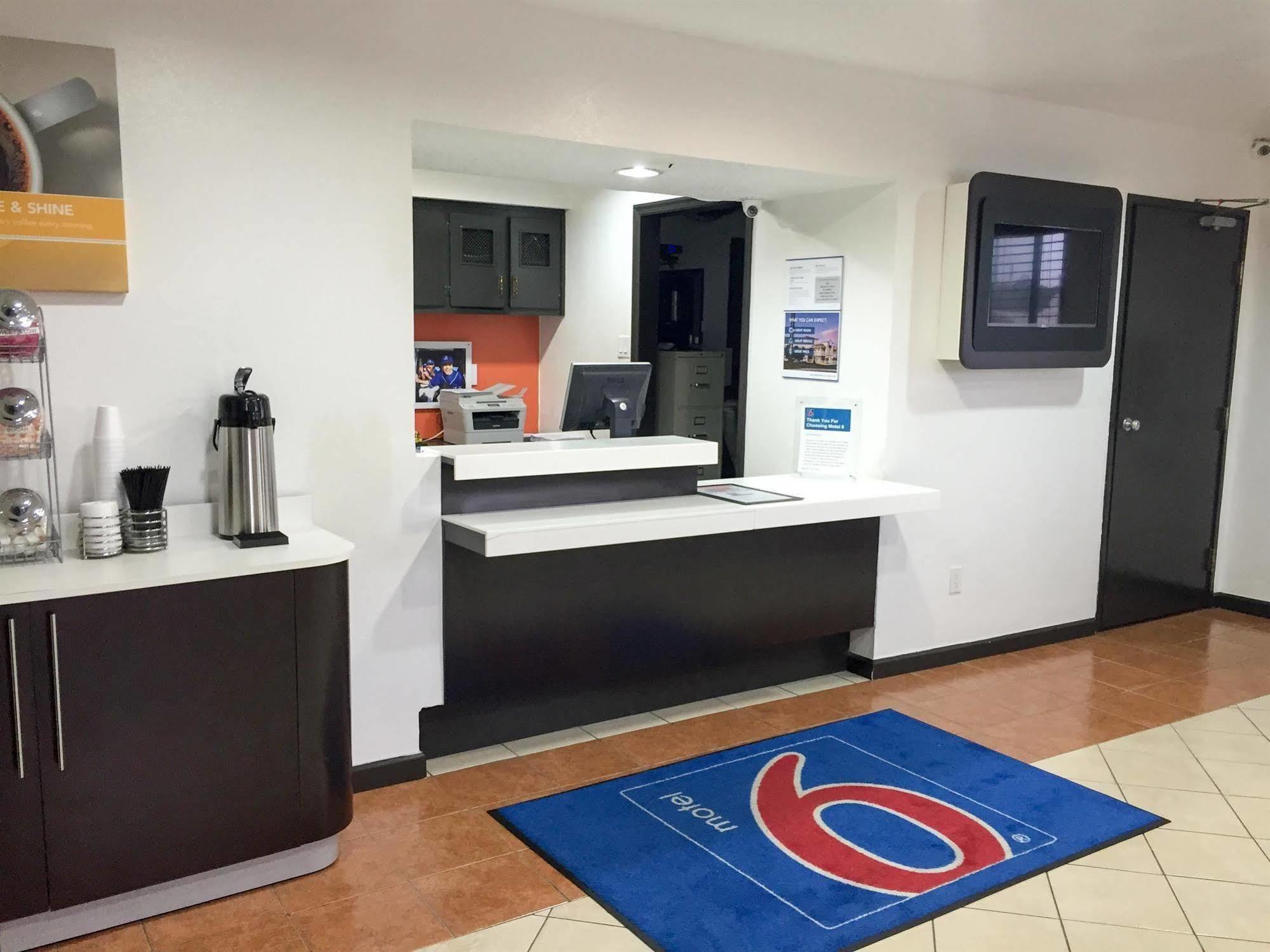 Motel 6: Ultra-Modern Comfort with Robotic Massages Kingsland Exterior photo