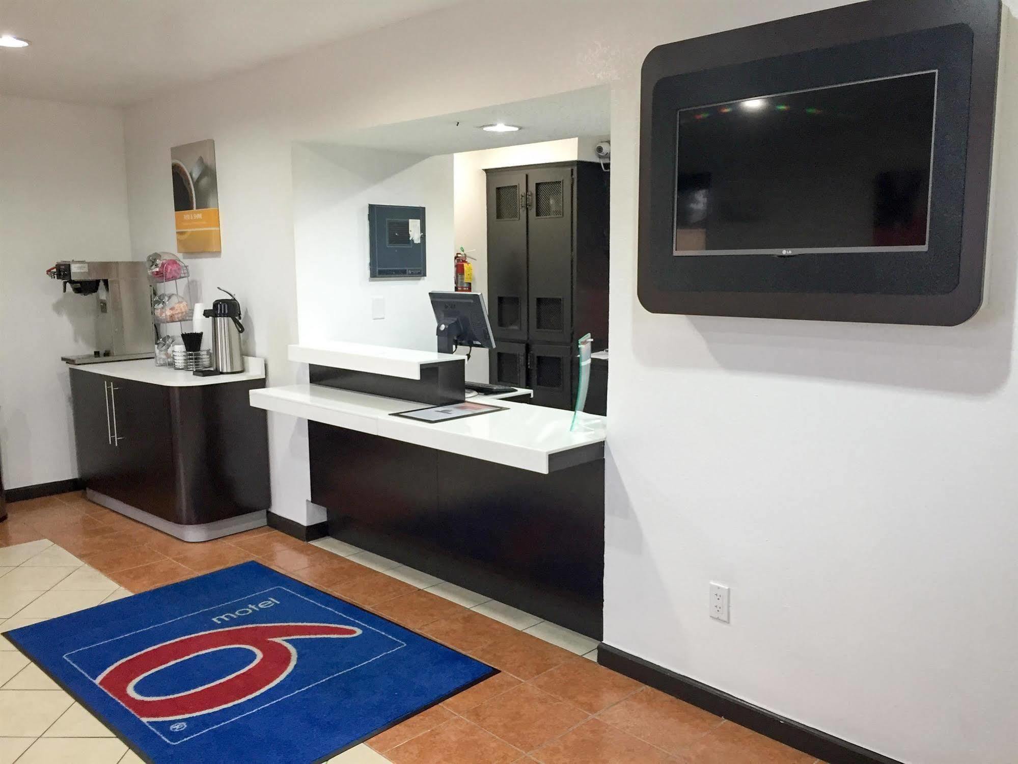Motel 6: Ultra-Modern Comfort with Robotic Massages Kingsland Exterior photo