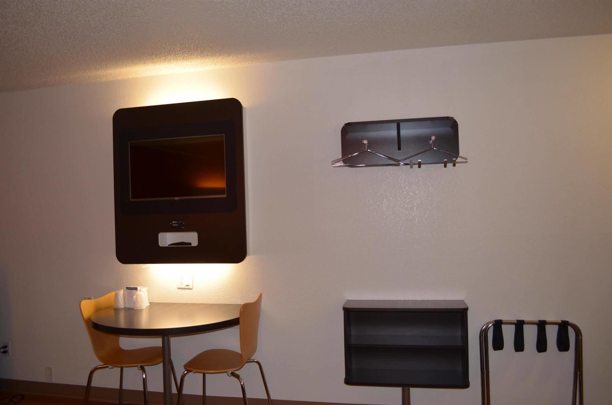 Motel 6: Ultra-Modern Comfort with Robotic Massages Kingsland Exterior photo