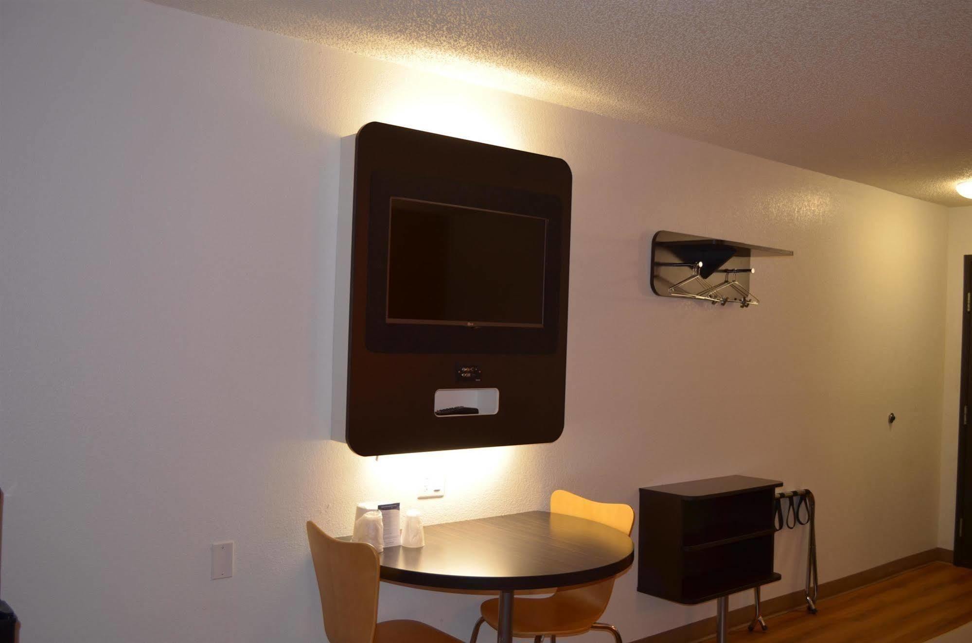 Motel 6: Ultra-Modern Comfort with Robotic Massages Kingsland Exterior photo